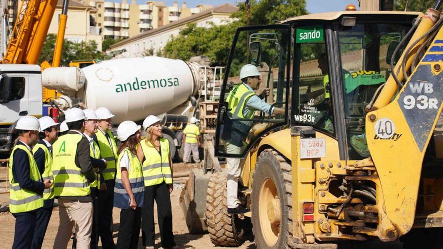 Juanma Moreno se sube a una excavadora en las obras del metro de Málaga.