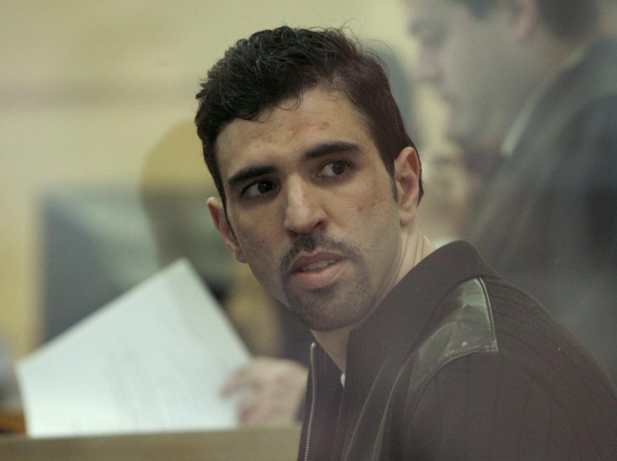 MD48. MADRID, 15-02-07.- Jamal Zougam, procesado como uno de los presuntos autores materiales de los atentados del 11-M, en la sala blindada en la que se encuentran los 18 encausados que permanecen en prisión, durante el juicio por los atentados del 11-M que comenzó hoy en el pabellón de la Audiencia Nacional en la Casa de Campo. EFE/Sergio Barrenechea ***POOL***