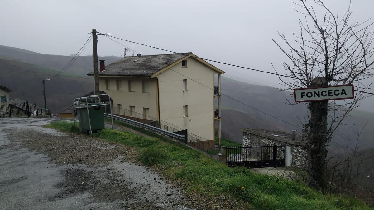 Acceso al pueblo cangués de Fonceca.