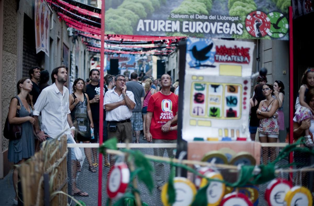 Decorado crítico con Eurovegas en la calle de Sant Pere Màrtir.