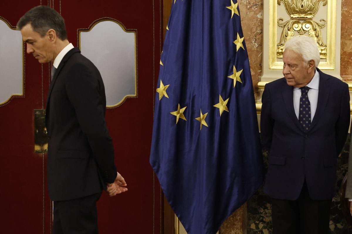 El expresidente del Gobierno Felipe González y el actual presidente, Pedro Sánchez, durante el acto institucional que conmemora la Constitución de 1978.