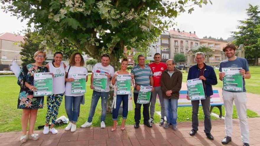 Representantes del Concello y de los colectivos de Meira que organizan la fiesta. // S. Álvarez