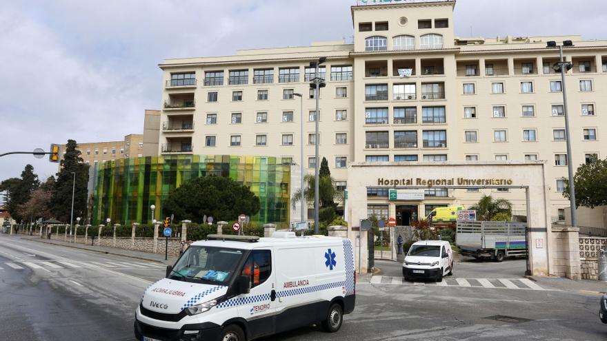Ambulancia saliendo del Hospital Regional de Málaga, en una imagen de archivo