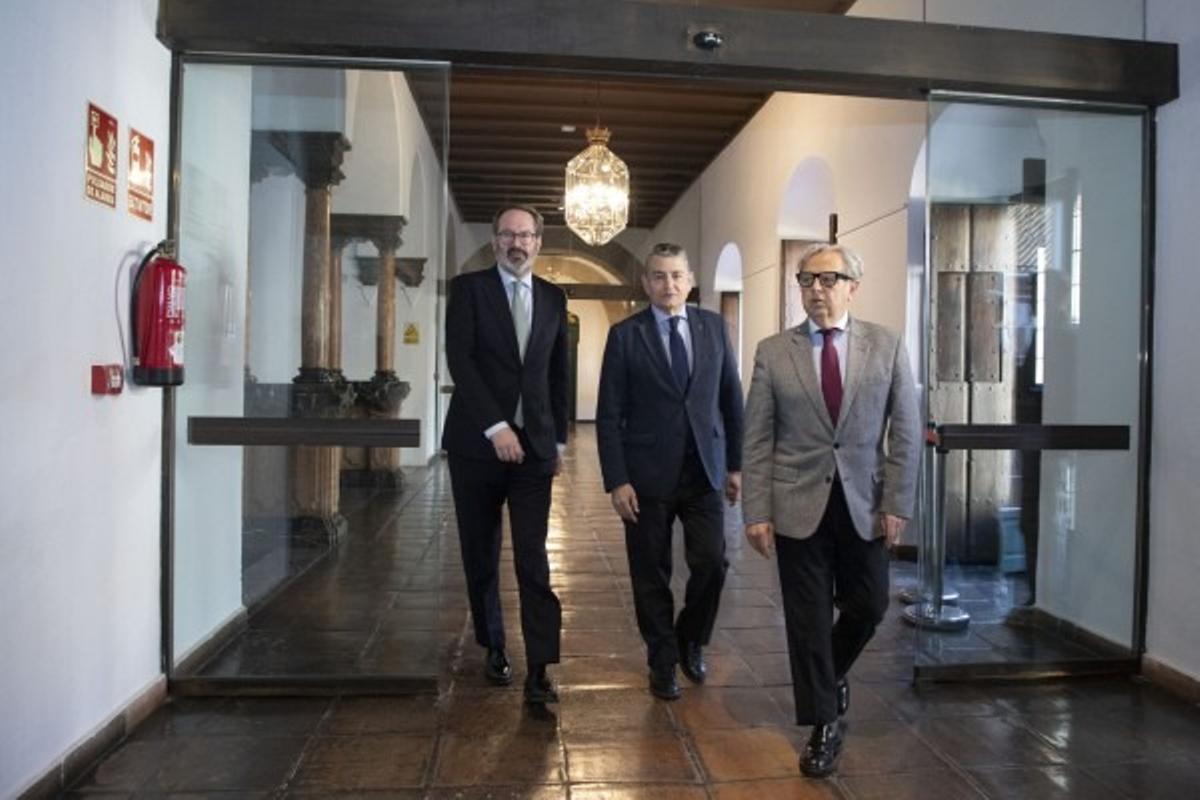 Adolfo Molina, Antonio Sanz y Salvador Fuentes, durante la visita del consejero a Córdoba.