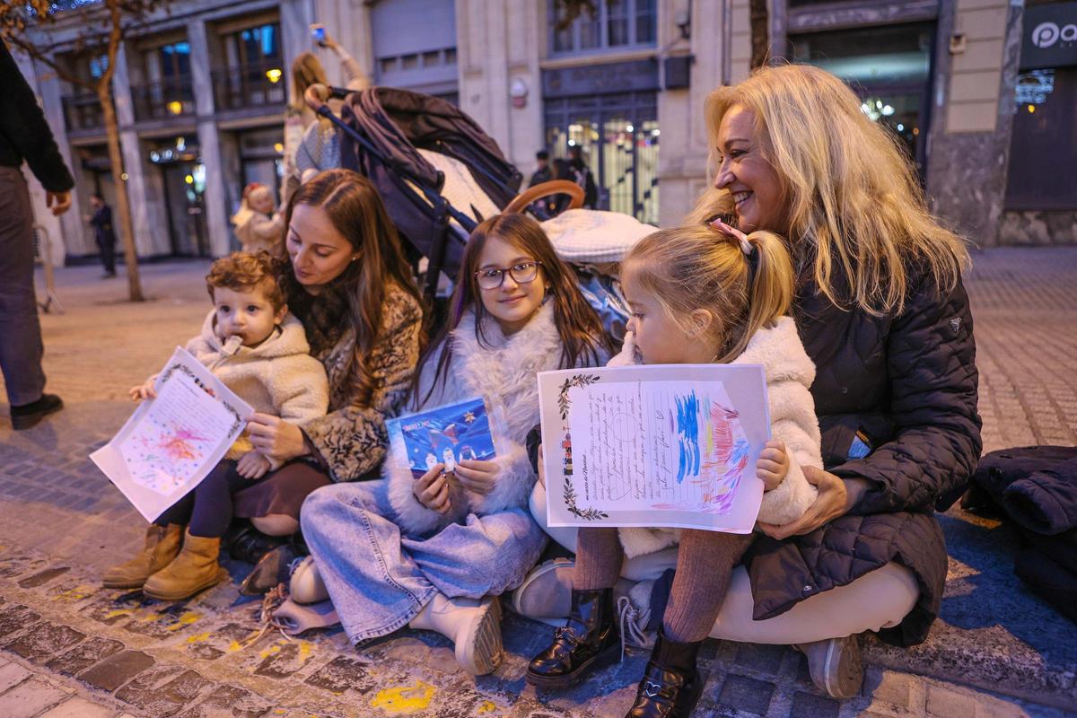 El Embajador Real y la entrega de cartas a las burritas llenan de ilusión las calles de Alcoy