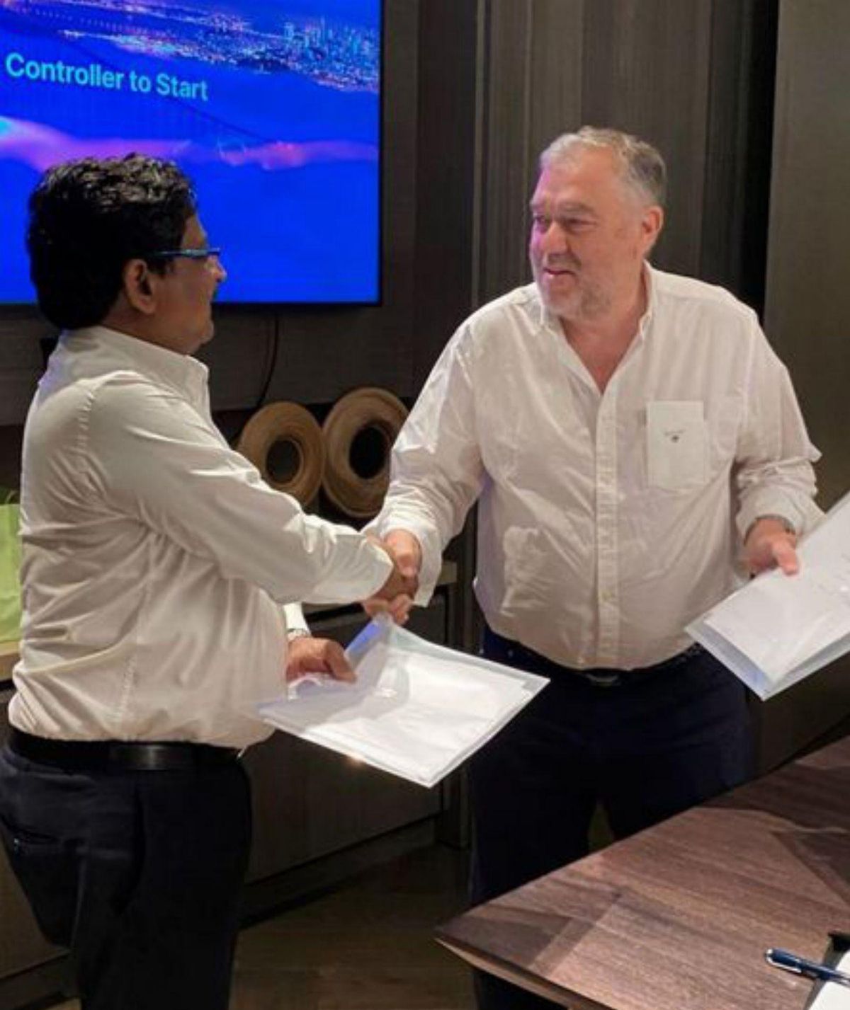 Pawan Royal y Carlos Valcarce de Ponte, tras la firma. | FdV | FARO