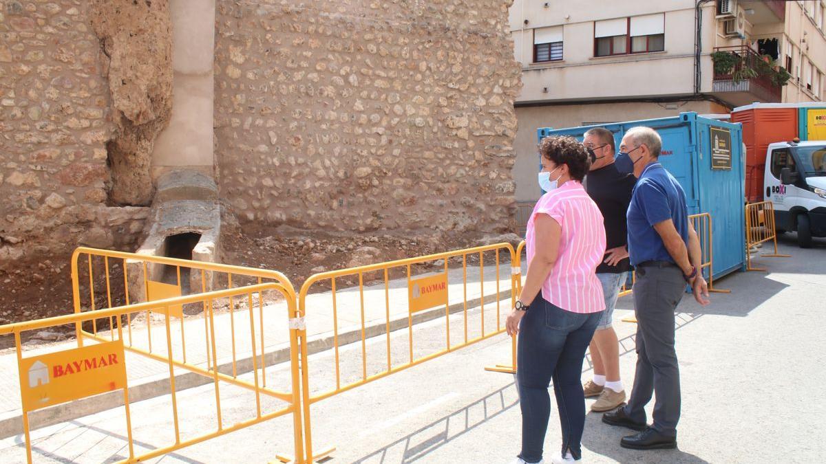 La alcaldesa y el concejal de Territorio de Onda supervisan la evolución de las obras del Molí de la Mona.