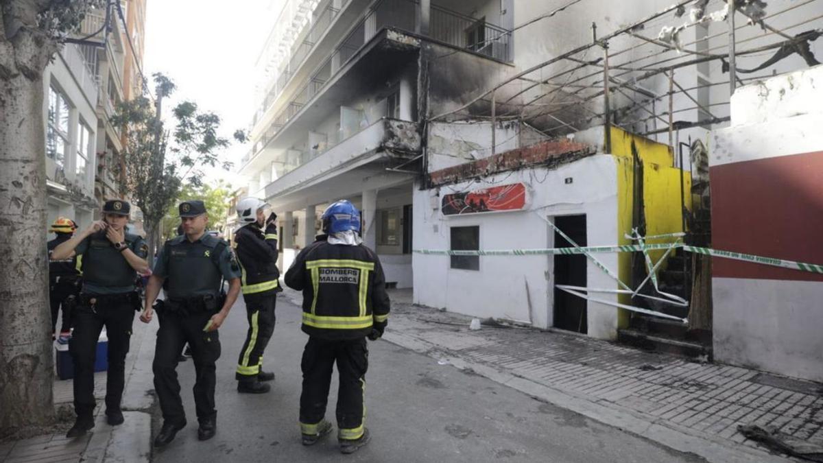 Bomberos y Guardia Civil durante la extinción del incendio del bar en s’Arenal.
