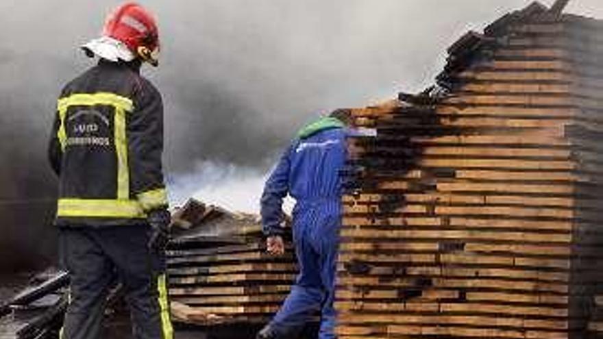 Un incendio destruye buena parte de Maderas Goiriz en Vilalba