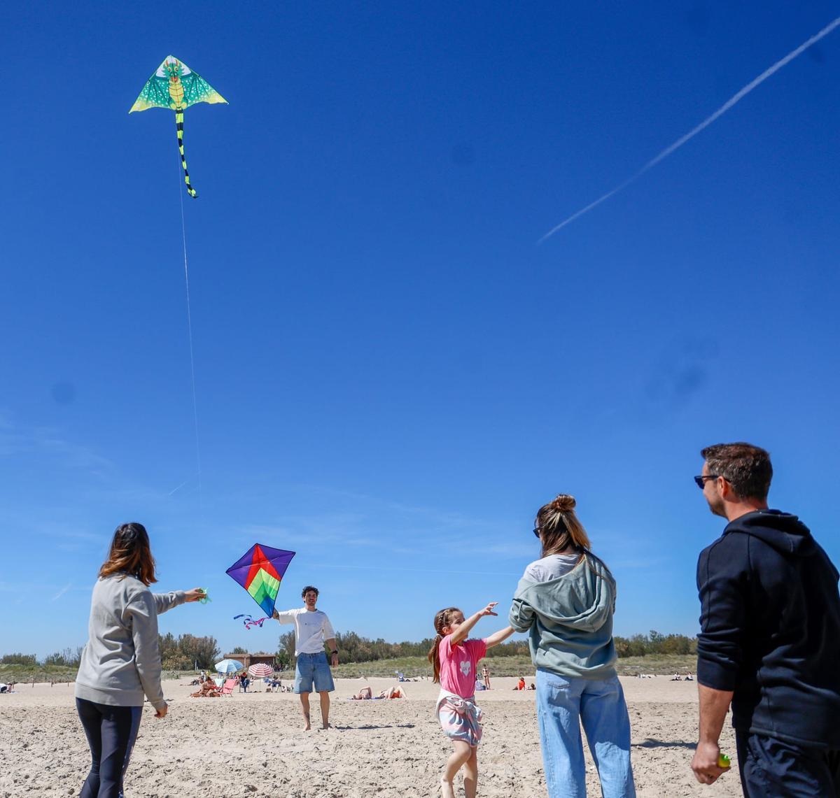 Cometas y comidas familiares en las playas del sur de València