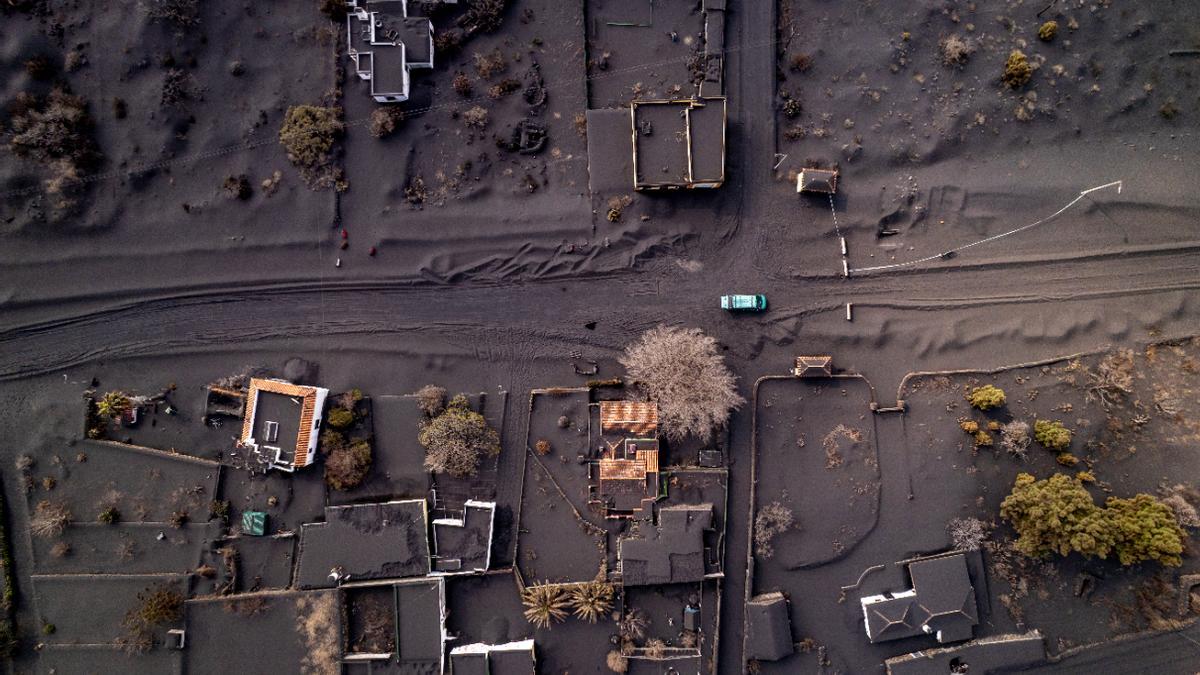 Terreno sepultado por la ceniza del volcán en La Palma.