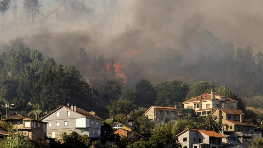 El fuego se acercó a viviendas y obligó a evacuar a vecinos en Cudeiro