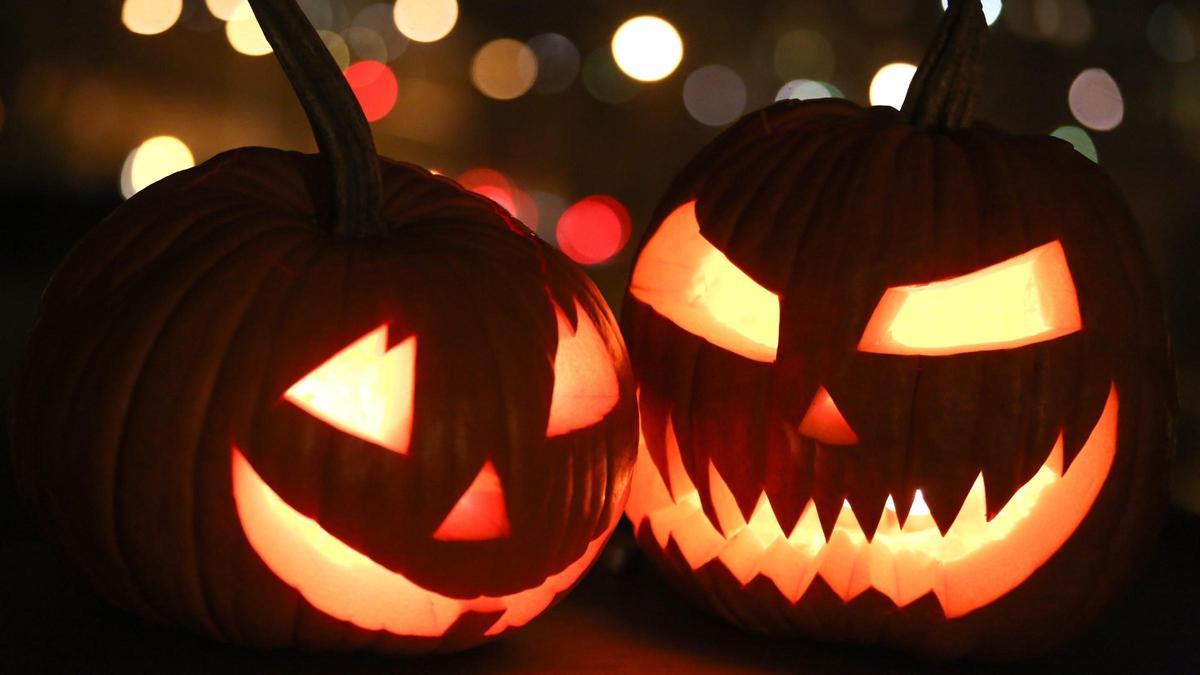 Dos calabazas de Halloween, elementos icónicos de esta celebración