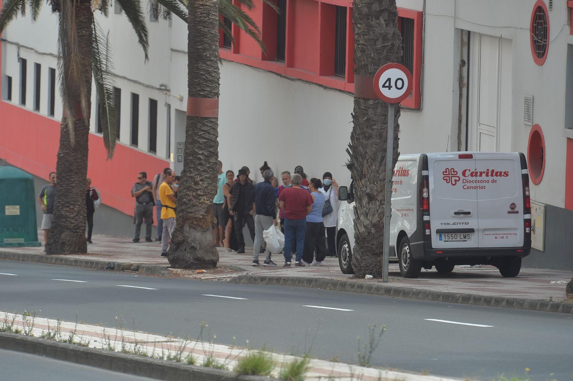 Colas en la sede de caritas en la Avenida de Escaleritas