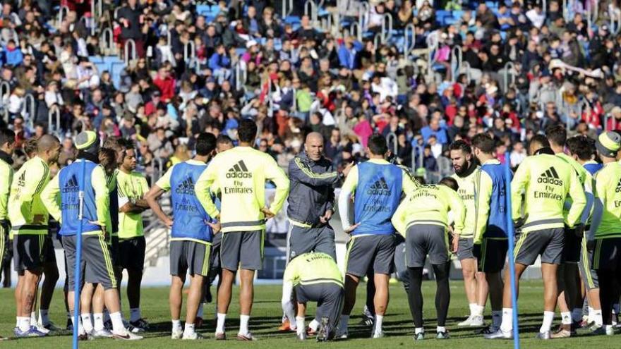 Zidane, durante la charla de medio minuto que tuvo con sus jugadores al inicio de su primer entrenamiento, que realizó a puerta abierta en Valdebebas. // Ballesteros