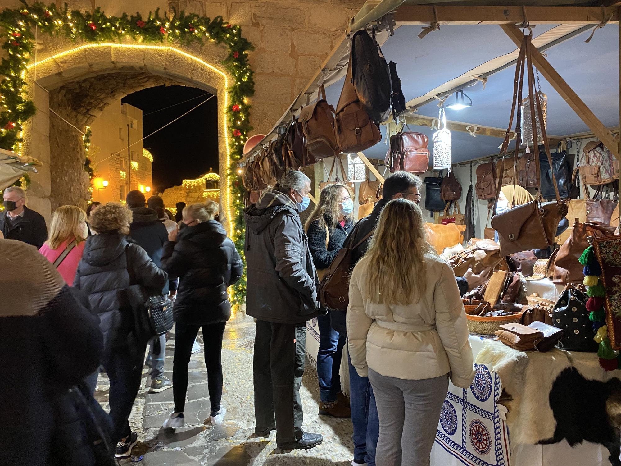 Fusión de luces e historia en Peñíscola con el mercado medieval y el alumbrado de Ferrero Rocher