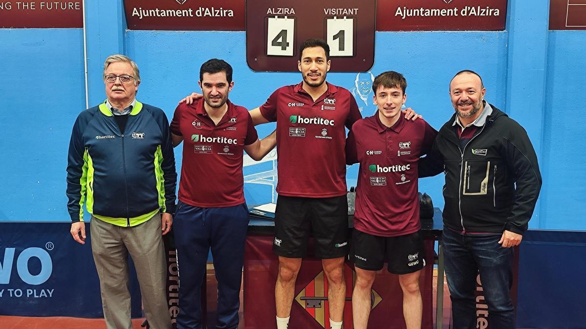 El equipo ganador con el director deportivo y el patrocinador, Nacho Vidal.