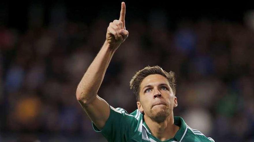 El bético Jonas Martin celebra su gol en La Rosaleda.