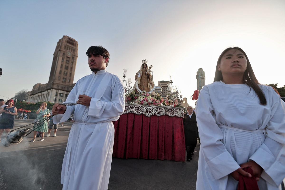 Procesión marítimo-terrestre de la Virgen del Carmen en Santa Cruz