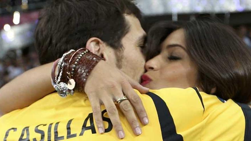El beso de Casillas y Carbonero sobre el césped del Olímpico de Kiev.