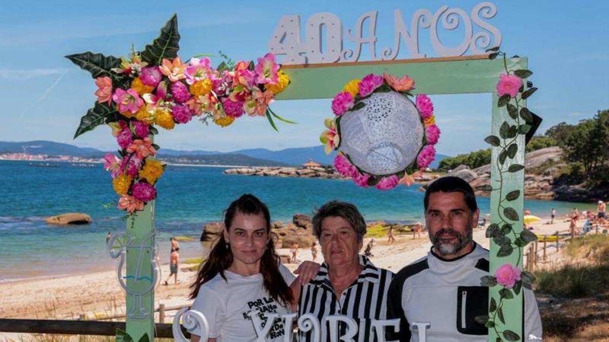 Manuela, Elvira y Ramón, las almas del Ciringuito Xurel de Area da Secada.