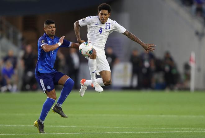 Henry Figueroa # 4 de Honduras pelea contra Nelson Bonilla # 9 de El Salvador por un balón suelto durante la primera mitad de la Copa de Oro CONCACAF 2019 en el Banc of California Stadium en Los Ángeles California.