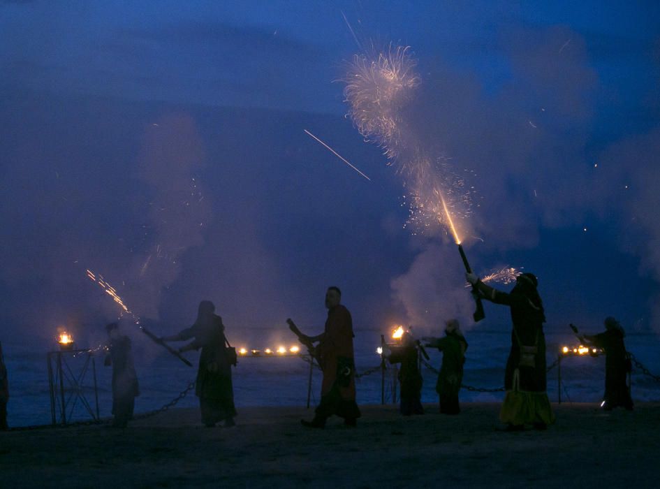 Un espectacular Desembarco al alba da inicio a los Moros y Cristianos en El Campello