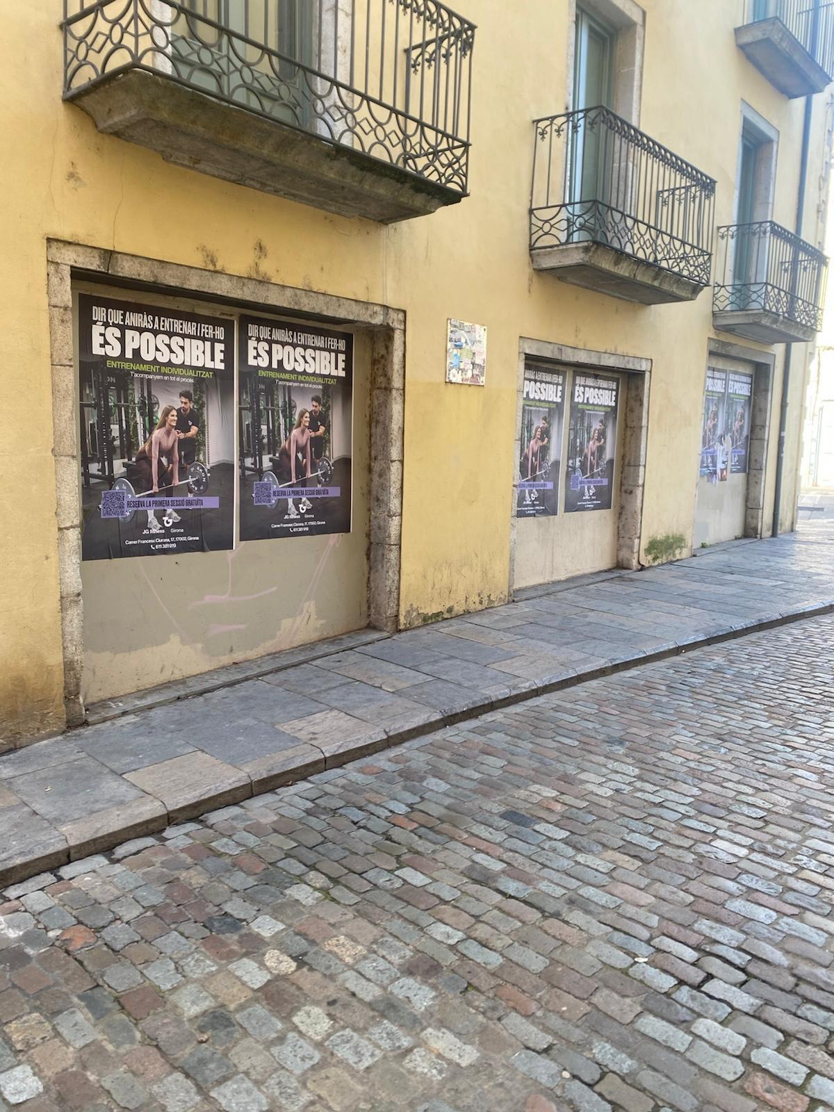 Cartells repetits en una façana del Barri Vell de Girona.