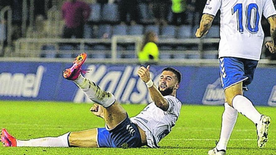 Nikola Sipcic, celebrando el gol ante la presencia de Suso.