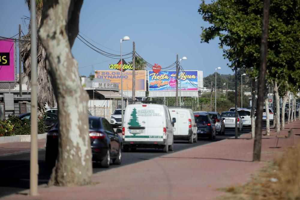 Como si de una plaga se tratase, las vallas publicitarias no paran de multiplicarse en la isla de Ibiza