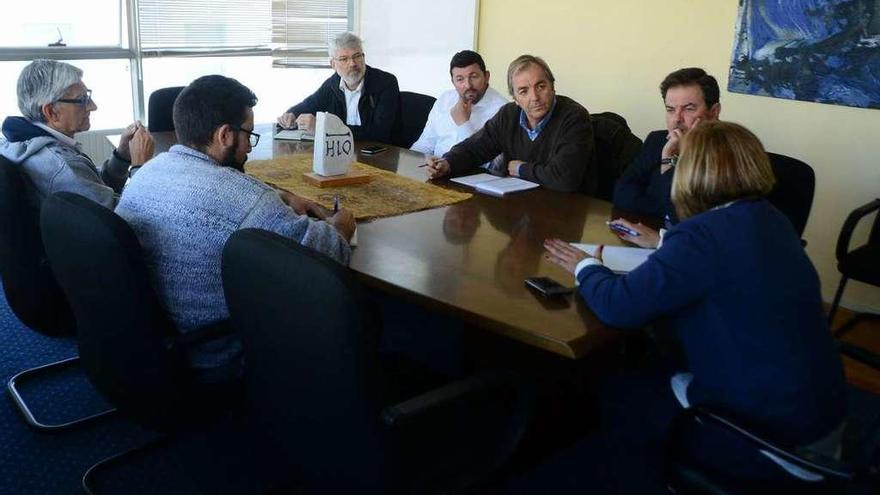 El equipo de gobierno de Cangas, reunido con la alcaldesa accidental el pasado día 7 de noviembre. // Gonzalo Núñez