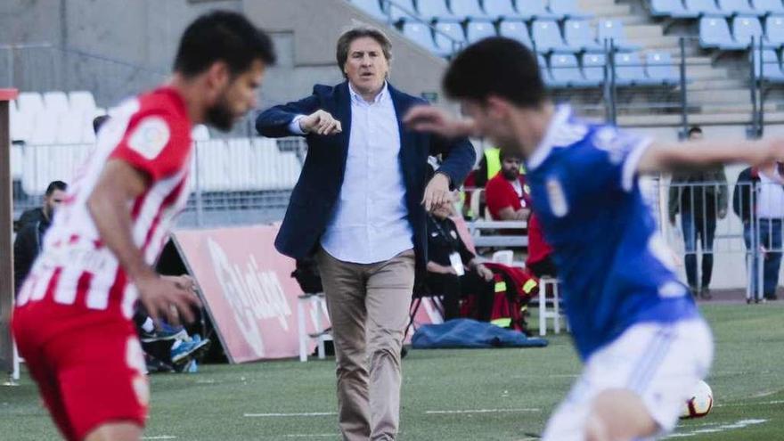 Romera y Jimmy pugnan por un balón ayer, con Sergio Egea al fondo caminando en su área técnica del Estadio de los Juegos Mediterráneos.