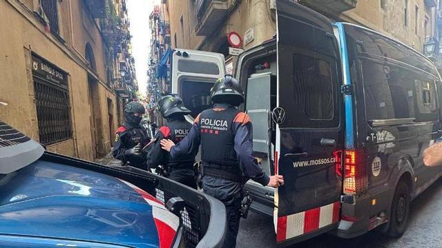 Los Mossos y la Urbana en esta operación policial.