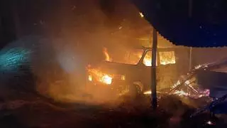 Arden una furgoneta y un remolque aparcados en una casa en Sant Joan