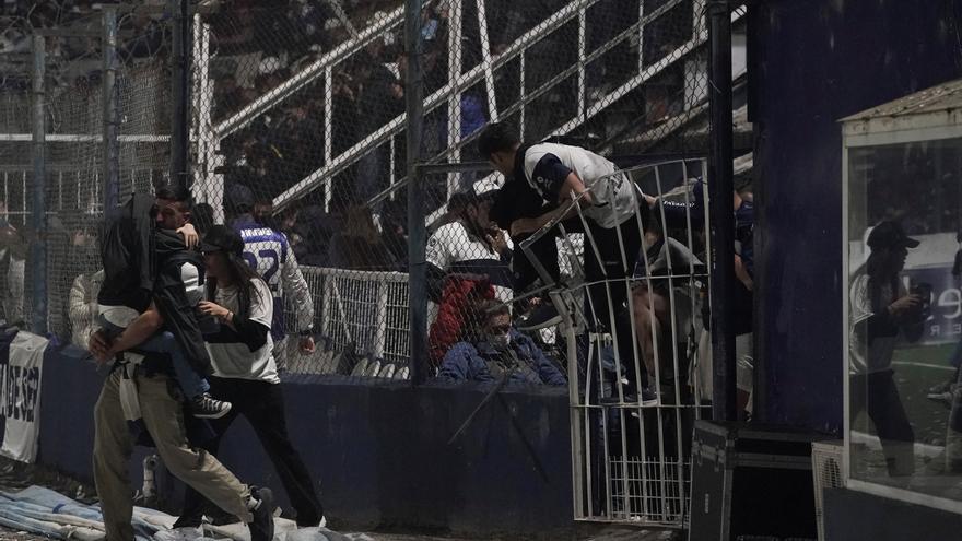 Un muerto y un centenar de heridos en Argentina en los altercados en el partido entre Gimnasia y Boca