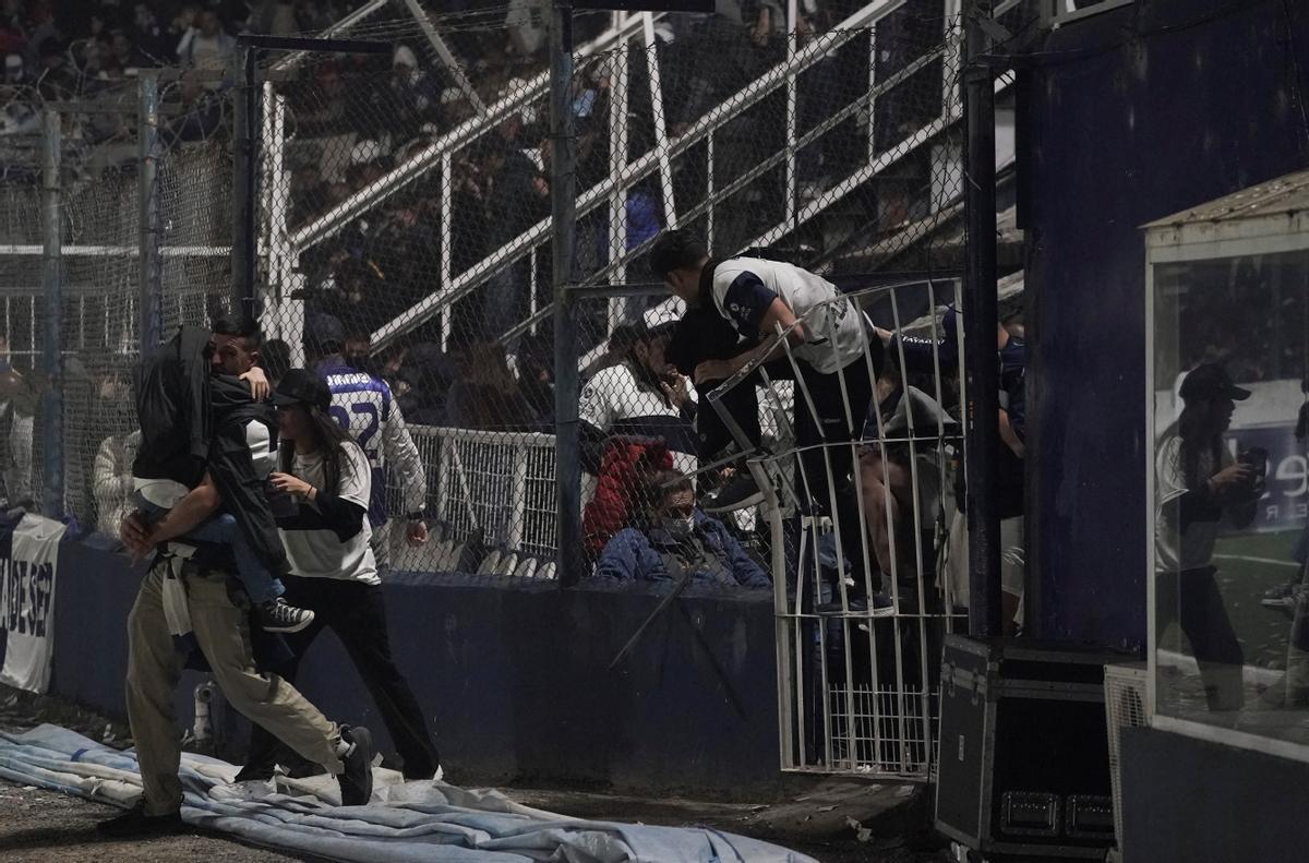 Disturbios en Argentina en el partido entre Gimnasia y Boca.