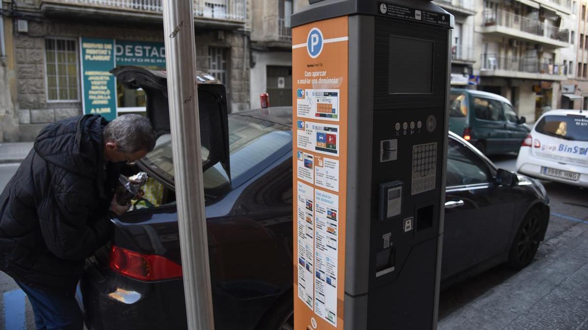 Un usuari de la zona blava de Manresa