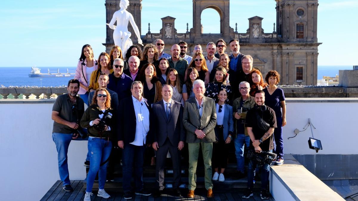 Imagen del encuentro mantenido este lunes entre los representantes del Ayuntamiento de Las Palmas de Gran Canaria y de los medios de comunicación.