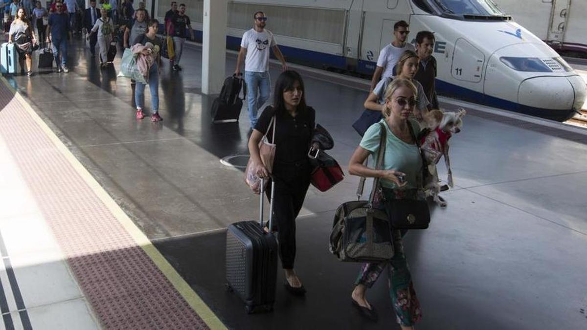 Imagen de archivo de pasajeros camino del vestíbulo tras llegar en un AVE desde Madrid.