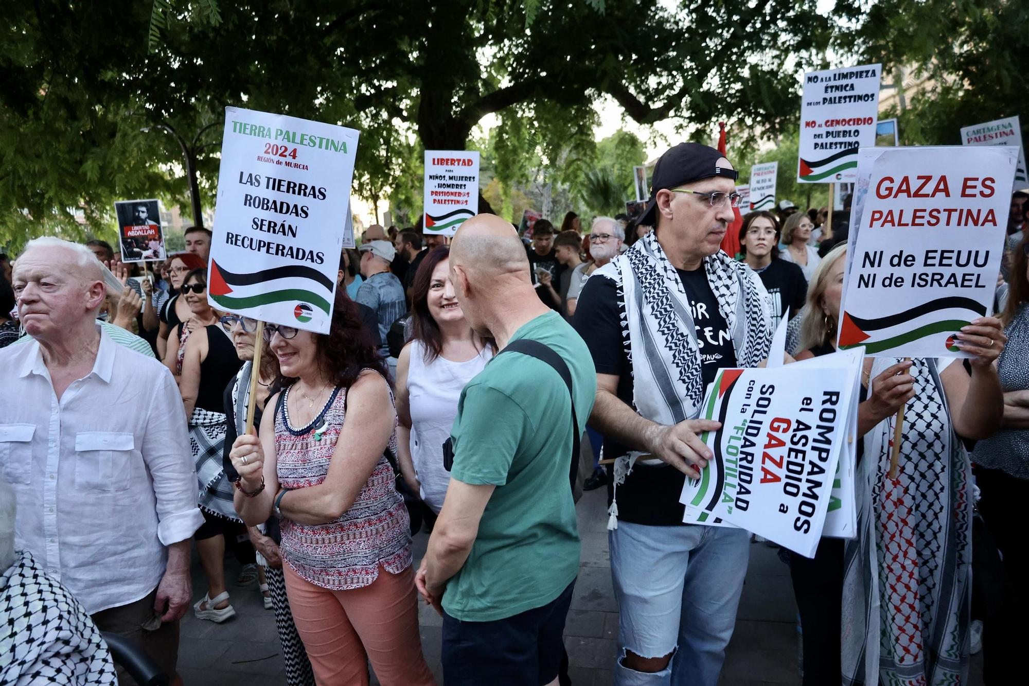 Así se vivió la concentración en apoyo a Palestina frente a la Delegación del Gobierno