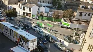 El conductor de un autobús se desvanece al volante en Antequera y choca contra varios coches