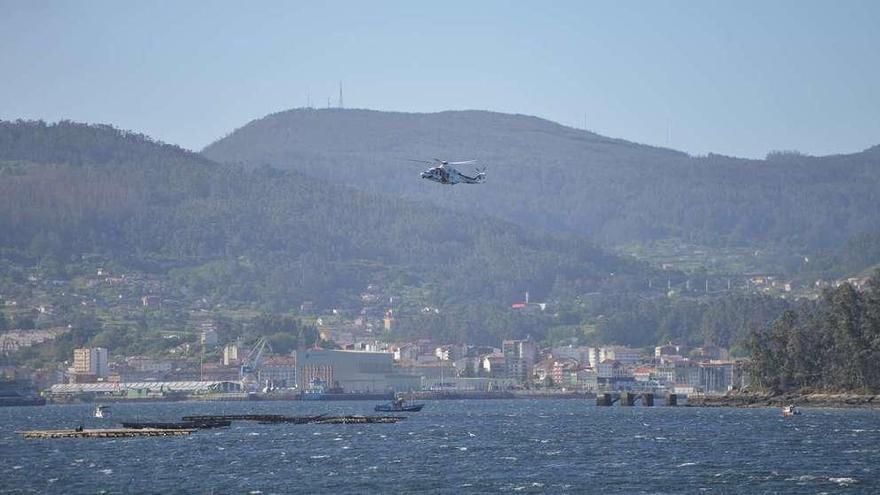 Un helicóptero de Salvamento Marítimo sobrevuela la zona tras el hundimiento del Nuevo Marcos. // G.S.