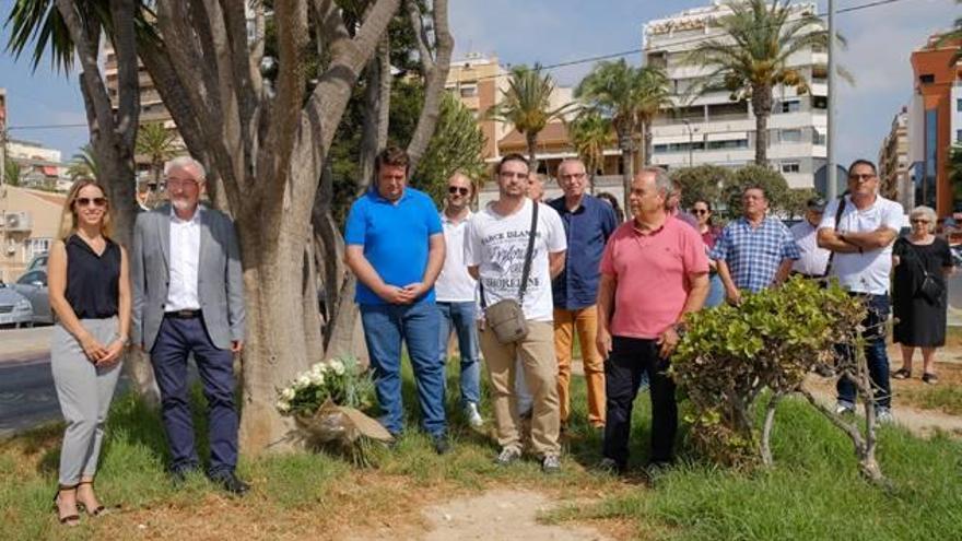 Acto institucional ayer en homenaje a las 19 víctimas mortales del bombardeo de 1938.