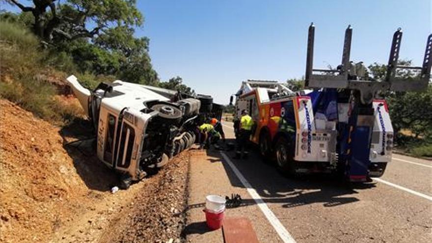 Un herido leve por la salida de un camión en la N-523