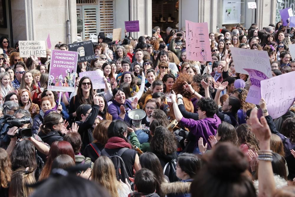 La "marea morada" recorre el centro de Vigo en el 8M.