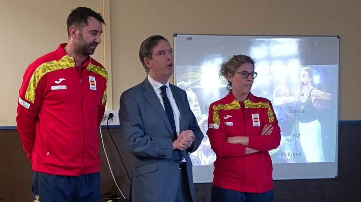 Los atletas Óscar Perales y Laura López, junto al director general de Deportes, Enrique Sánchez Guijo. | CLS