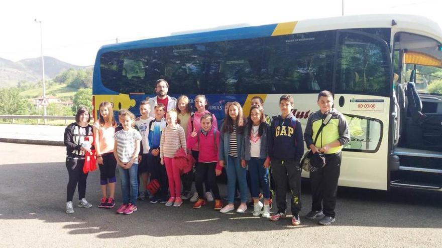 Alumnos del CRA Picos de Europa, ayer, en Benia.