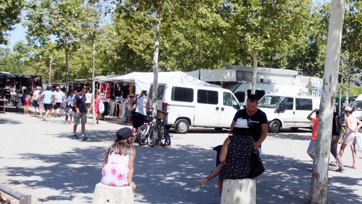 El mercat de la roba dels diumenges a Roses.