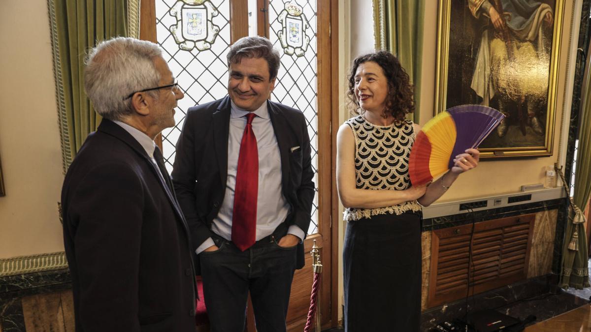 En este pleno no mandamos los políticos, mandan las empresas