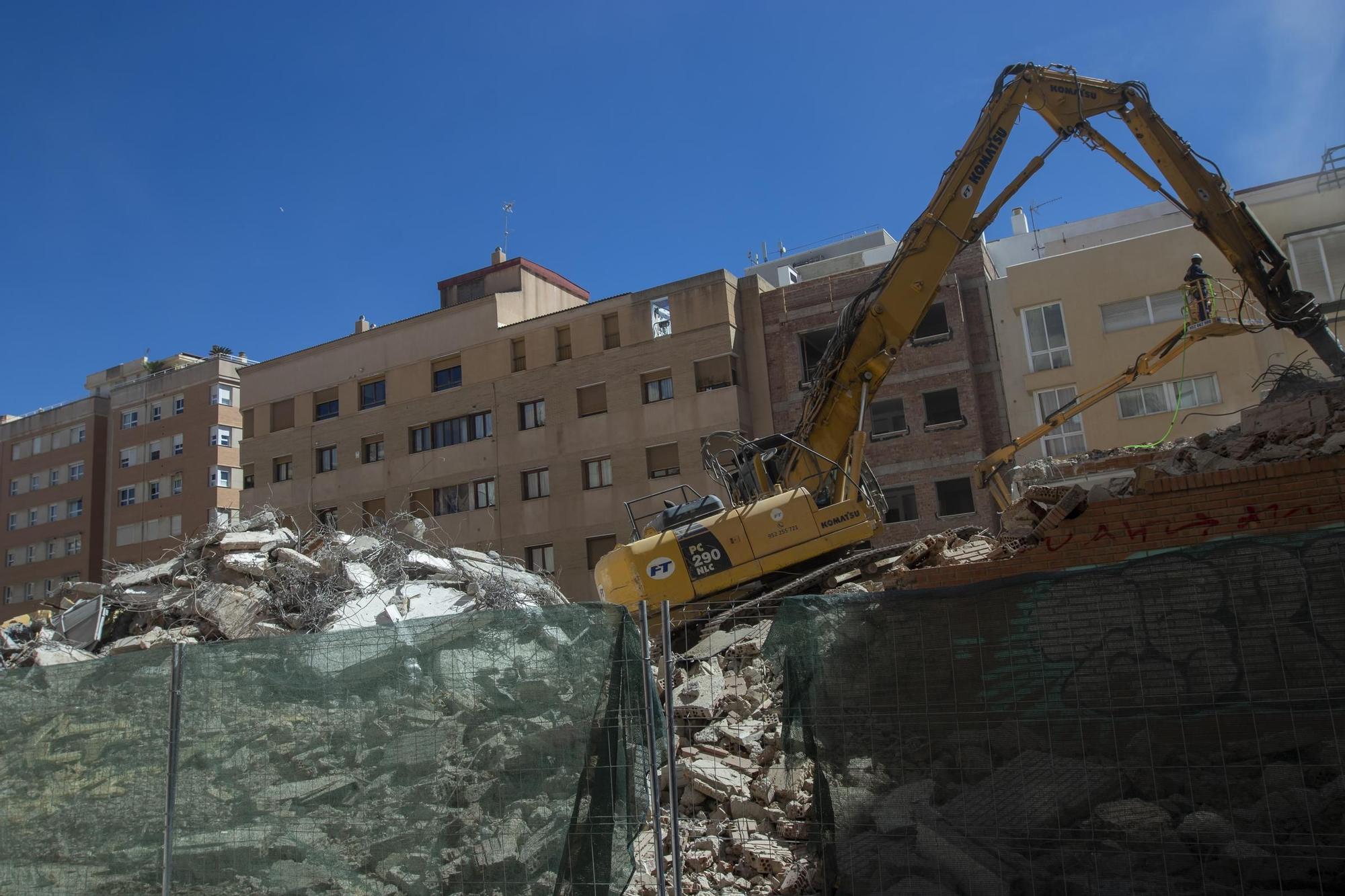 Demolición del antiguo concesionario de Plaza de Toros Vieja para un nuevo hotel